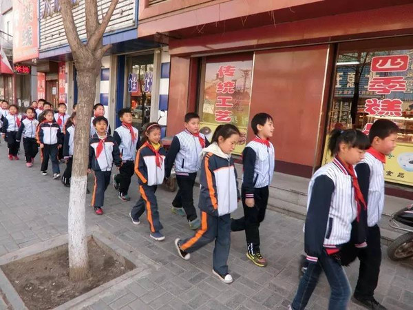 遼寧法庫縣石橋小學(xué)開展“校車應(yīng)急疏散演練”體驗(yàn)教育活動 遼寧法庫縣石橋小學(xué)開展“校車應(yīng)急疏散演練”體驗(yàn)教育活動