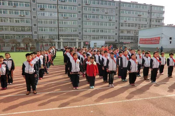 遼寧法庫縣石橋小學(xué)開展“校車應(yīng)急疏散演練”體驗(yàn)教育活動 遼寧法庫縣石橋小學(xué)開展“校車應(yīng)急疏散演練”體驗(yàn)教育活動