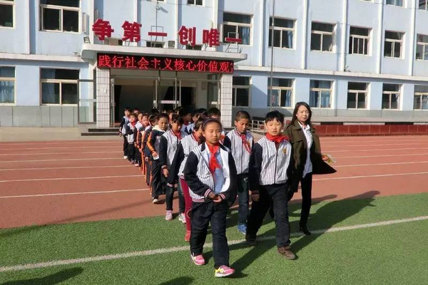 遼寧法庫縣石橋小學(xué)開展“校車應(yīng)急疏散演練”體驗(yàn)教育活動 遼寧法庫縣石橋小學(xué)開展“校車應(yīng)急疏散演練”體驗(yàn)教育活動