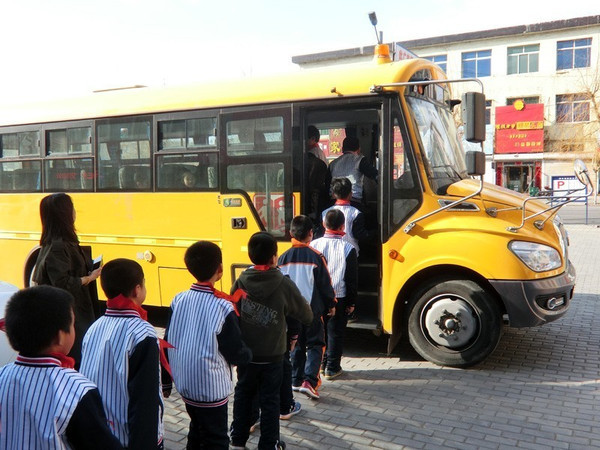 遼寧法庫縣石橋小學(xué)開展“校車應(yīng)急疏散演練”體驗(yàn)教育活動 遼寧法庫縣石橋小學(xué)開展“校車應(yīng)急疏散演練”體驗(yàn)教育活動
