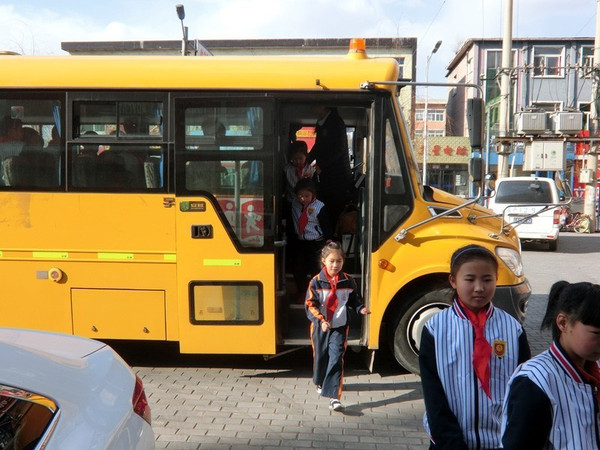 遼寧法庫縣石橋小學(xué)開展“校車應(yīng)急疏散演練”體驗(yàn)教育活動 遼寧法庫縣石橋小學(xué)開展“校車應(yīng)急疏散演練”體驗(yàn)教育活動