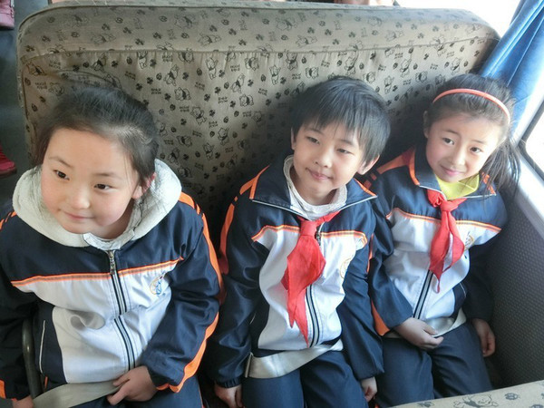 遼寧法庫縣石橋小學(xué)開展“校車應(yīng)急疏散演練”體驗(yàn)教育活動 遼寧法庫縣石橋小學(xué)開展“校車應(yīng)急疏散演練”體驗(yàn)教育活動