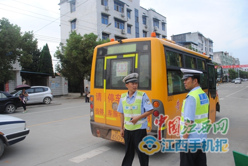 武寧交警為每一輛國標(biāo)校車噴涂隊(duì)屬車輛“身份證”號 武寧交警為每一輛國標(biāo)校車噴涂隊(duì)屬車輛“身份證”號