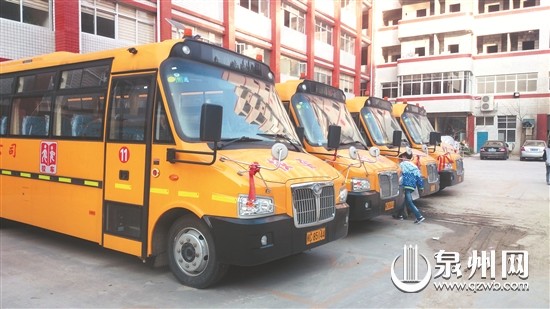 學(xué)生搭乘國標(biāo)校車，安全更有保障。