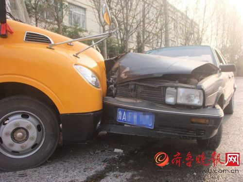 一輛載有20多名小學生的校車與一輛轎車發(fā)生撞擊事故，轎車車損嚴重。肇事的轎車司機下車查看后，旋即棄車跑了。幸運的是，兩車車主和校車上的孩子們并無人員傷亡。