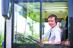 華農(nóng)一校車司機(jī)貌似明星側(cè)田 微博有7000多名粉絲