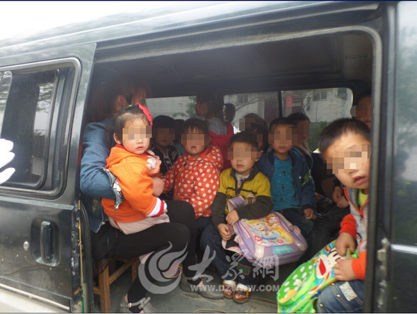 驚呆了！核載11人報廢“黑校車”竟塞了35人