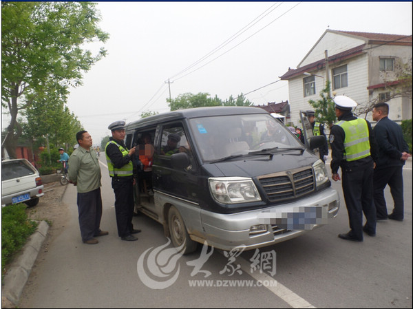 驚呆了！核載11人報廢“黑校車”竟塞了35人