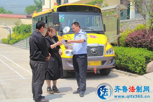 泰安景區(qū)交警開展校車監(jiān)管上門服務(wù)/ 泰安景區(qū)交警開展校車監(jiān)管上門服務(wù)