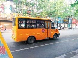 無牌校車上路接送孩子/ 無牌校車上路接送孩子