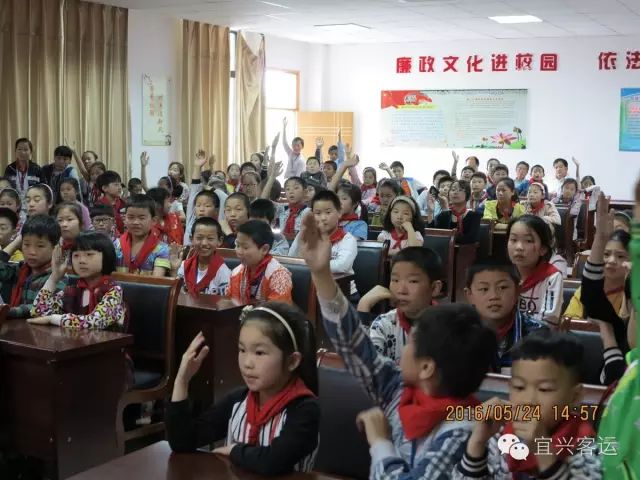 校車服務(wù)進(jìn)校區(qū)樹立“宜興校車”品牌形象 校車服務(wù)進(jìn)校區(qū)樹立“宜興校車”品牌形象