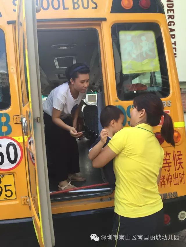 幼兒園校車安全演練——深圳市南山區(qū)南國麗城幼兒園 幼兒園校車安全演練——深圳市南山區(qū)南國麗城幼兒園