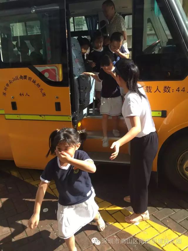 幼兒園校車安全演練——深圳市南山區(qū)南國麗城幼兒園 幼兒園校車安全演練——深圳市南山區(qū)南國麗城幼兒園