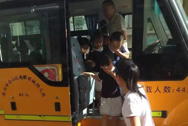 幼兒園校車安全演練——深圳市南山區(qū)南國麗城幼兒園