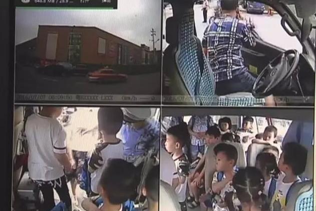 湖南株洲某幼兒園校車超載，司機態(tài)度令人唏噓