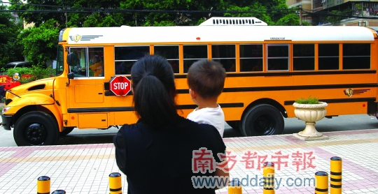 市民對(duì)美國(guó)校車充滿好奇，擔(dān)心車費(fèi)太高“坐不起”。南都記者馬強(qiáng)攝