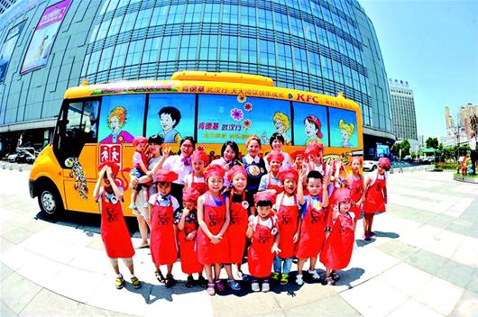 校車開進武漢，只是這個校車有點兒神