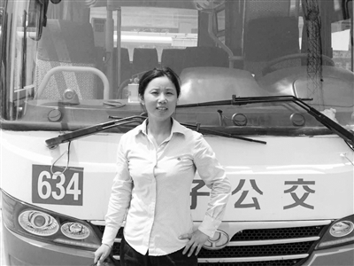 酷暑高溫，校車解決了18輛普通公交車的困境