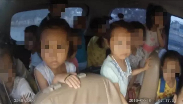 廣西桂林幼兒園校車司機(jī)闖卡為哪般？