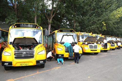 交運溫馨校車城陽分公司聯(lián)合修理分公司檢查車輛狀況