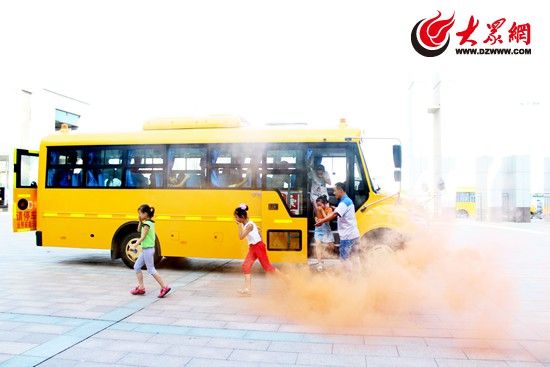 日照山海天幼兒園校車安全消防演練