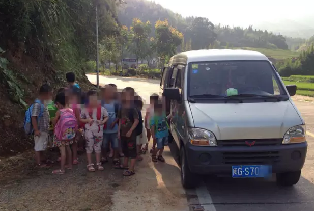 三明查獲一輛黑“校車” 7人座竟擠進20個學生 三明查獲一輛黑“校車” 7人座竟擠進20個學生