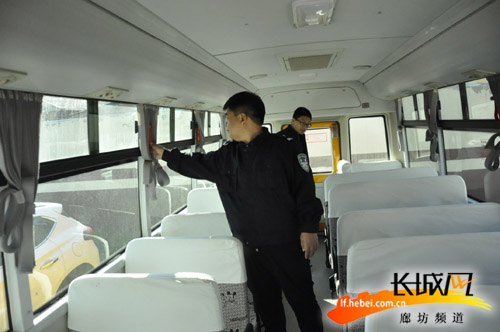 交警排查校車(chē)隱患。蔡崢供圖