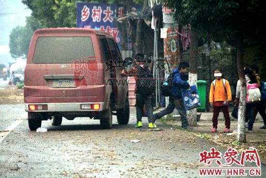 正在接送孩子的面包車