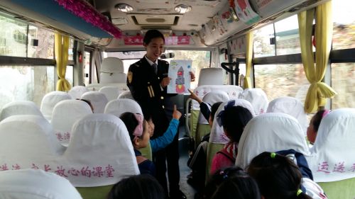 溫馨校車上的航天夢/ 隨車照管員王帥為大家講解神州11號飛船發(fā)射成功 (1)