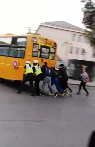 銀川：幼兒園校車(chē)半路拋錨，眾人合力推車(chē)暖人心
