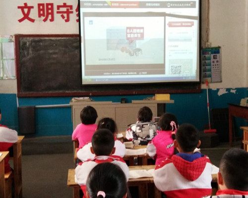 山東:火炬小學(xué)開展“校車安全”宣傳教育活動(dòng) 山東:火炬小學(xué)開展“校車安全”宣傳教育活動(dòng)