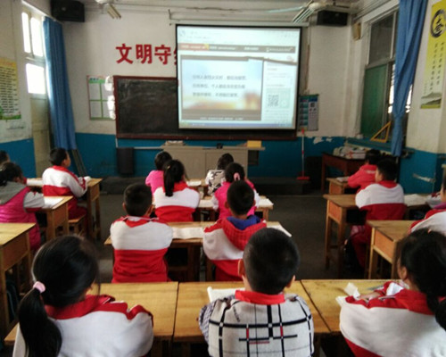 山東:火炬小學(xué)開展“校車安全”宣傳教育活動(dòng) 山東:火炬小學(xué)開展“校車安全”宣傳教育活動(dòng)