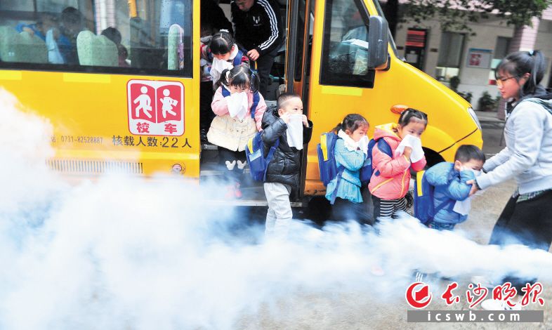 長(zhǎng)沙幼兒園校車(chē)自燃應(yīng)急處置演練