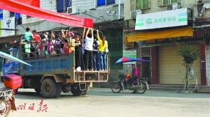 廣東省河源市：報(bào)廢泥頭車被改裝為校車 老師家長呼吁整治