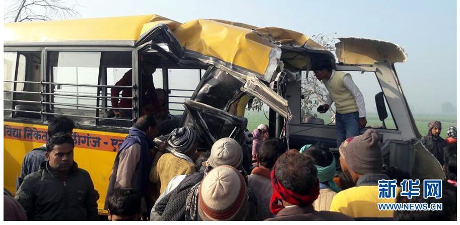 印度北方邦一校車與貨車相撞 造成至少15人死亡 印度北方邦一校車與貨車相撞 造成至少15人死亡