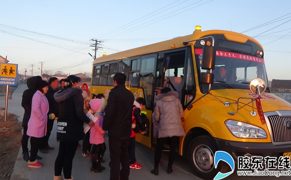校車開到各村頭 村民告別騎車送孩子歷史
