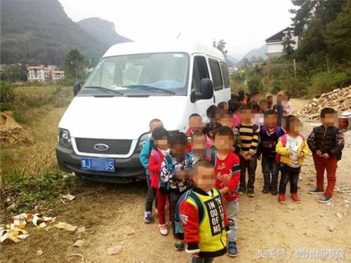 核載7人，裝了23名師生，黑校車司機被判拘役4個月