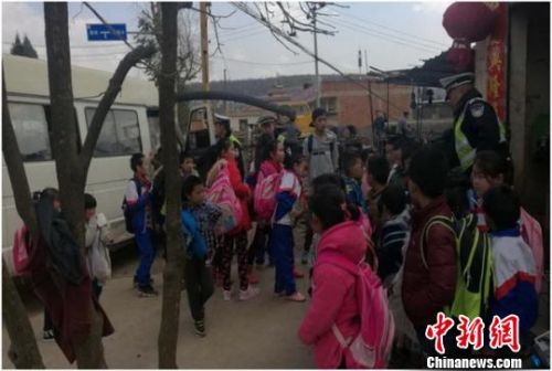 昆明一“校車(chē)”嚴(yán)重超載 核載7人竟擠33人 昆明一“校車(chē)”嚴(yán)重超載 核載7人竟擠33人