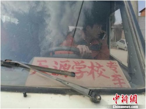 昆明一“校車(chē)”嚴(yán)重超載 核載7人竟擠33人 昆明一“校車(chē)”嚴(yán)重超載 核載7人竟擠33人