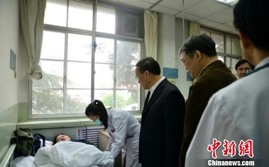 蘭州大學(xué)一輛校車(chē)側(cè)翻 致2人輕傷21人輕微擦傷