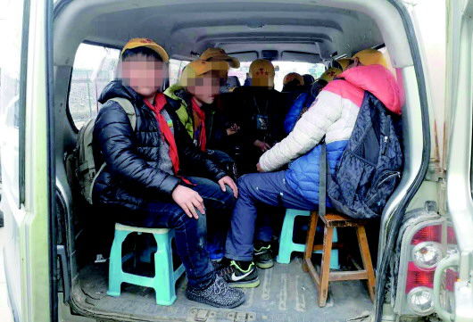 核載5人黑校車竟實載15人 車主吃萬元罰單 核載5人黑校車竟實載15人 車主吃萬元罰單