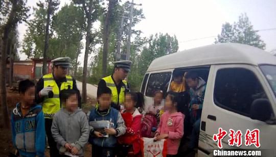 核載8人實載21人 河南鎮(zhèn)平一黑校車司機被刑拘 核載8人實載21人 河南鎮(zhèn)平一黑校車司機被刑拘