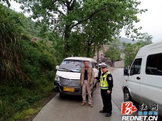 張家界永定區(qū):男子駕駛嚴重超員“校車” 涉嫌危險駕駛罪被調(diào)查 張家界永定區(qū):男子駕駛嚴重超員“校車” 涉嫌危險駕駛罪被調(diào)查