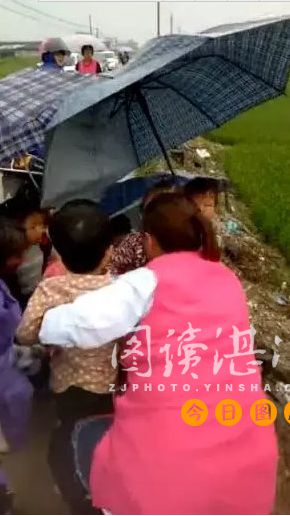 一幼兒園校車側(cè)翻進(jìn)稻田 居民奮力相救 一幼兒園校車側(cè)翻進(jìn)稻田 居民奮力相救