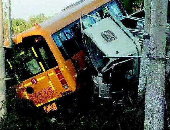 大連：幼兒園校車與大貨車慘烈相撞 校車內(nèi)學(xué)生無一人死亡