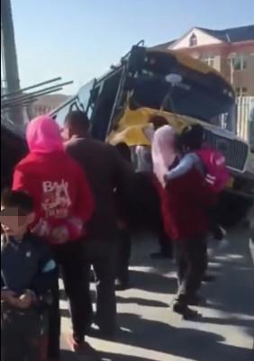 大連：幼兒園校車與大貨車慘烈相撞 校車內(nèi)學(xué)生無一人死亡