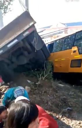 大連：幼兒園校車與大貨車慘烈相撞 校車內(nèi)學(xué)生無一人死亡
