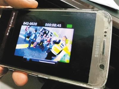 9座黑校車?yán)飻D了16個(gè)娃 司機(jī)涉嫌危險(xiǎn)駕駛罪 143426693