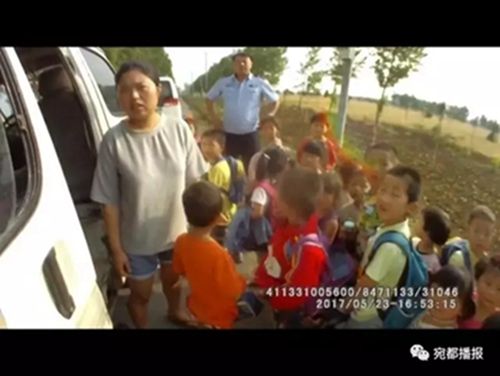 南陽(yáng)臥龍區(qū)查處一輛黑校車 載客8人實(shí)載24人超載300%