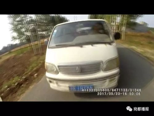 南陽(yáng)臥龍區(qū)查處一輛黑校車 載客8人實(shí)載24人超載300%